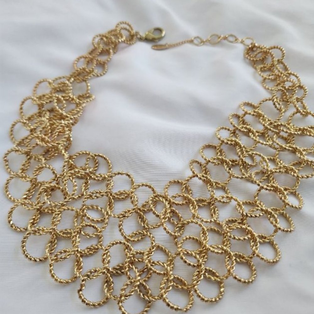 AMRITA GOLD BIB STATEMENT NECKLACE. INTERLOCKING WIRED CIRCLES.